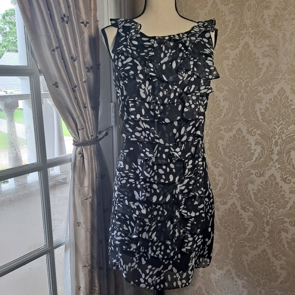 Adrianna Papell Size 12 Black/White Ruffled Sleeveless Dress